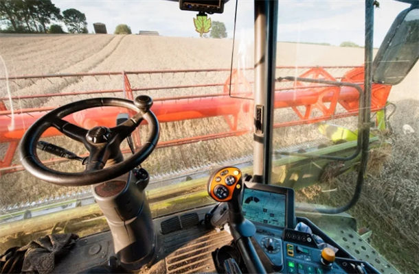 農(nóng)機(jī)觸摸屏的應(yīng)用